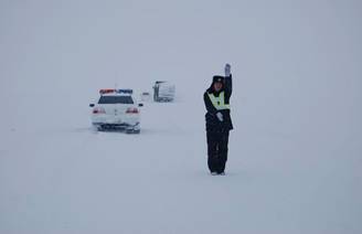 新疆交通受暴雪影响 民警雪夜出警助群众