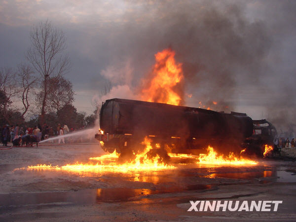 1月23日,在巴基斯坦西北部城市白沙瓦,消防员在运油车起火现场灭火.