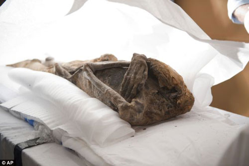 防腐:4000年老的木乃伊pa-ib的躯干包裹好后进行扫描
