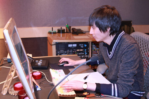亚东老师在录音棚制作《温暖》