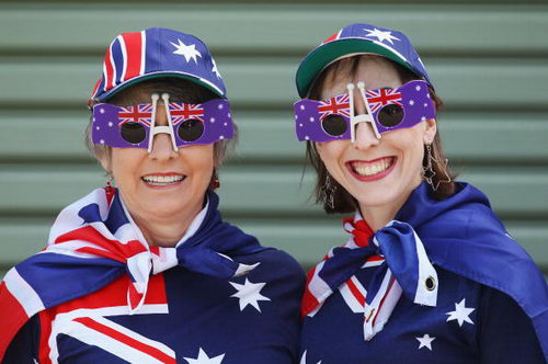 图文:澳网球迷成靓丽风景线 眼镜也被国旗装饰