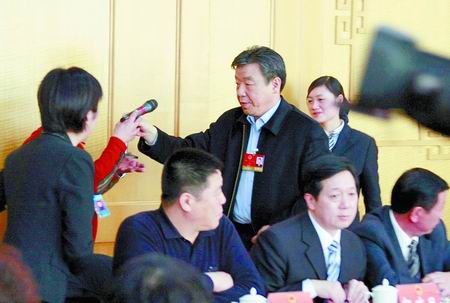 卢展工参加人大审议会 为代表递话筒