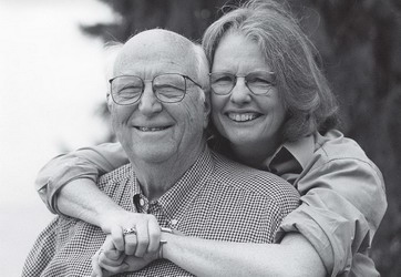 1994 年，和老盖茨相伴40 年的妻子玛丽因癌症逝世