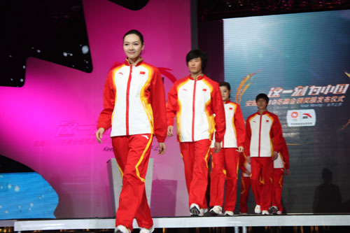 组图:安踏发布中国代表团冬奥领奖服 服装展示