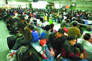 春运明天正式开始，深圳火车站长途列车候车室里旅客逐渐增多。
