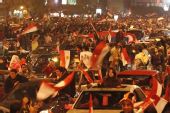 图文：埃及球迷庆祝打入决赛 锦旗飞舞人山人海