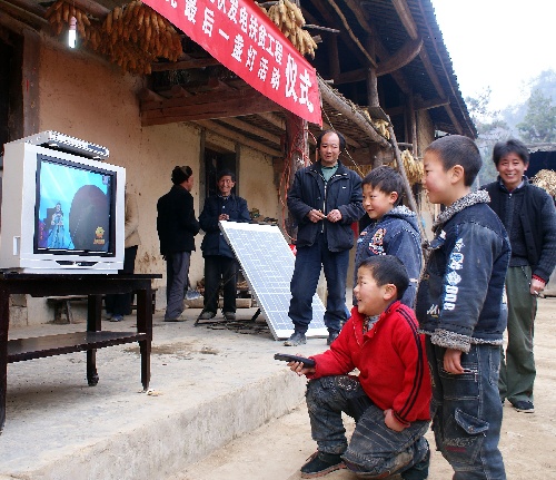 #(社会)(2)陕西汉中农村无电户用上太阳能发电