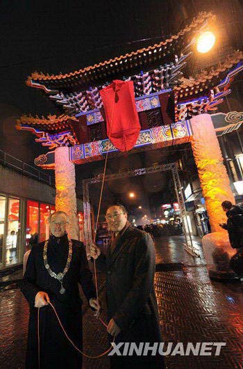 欧洲大陆首座唐人街中华牌楼在荷兰海牙揭幕(