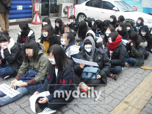 2PM粉丝取消示威游行 于JYP公司前集会抗议