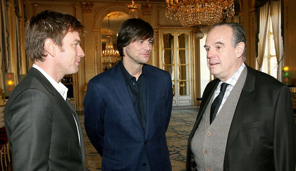 吉姆-凯瑞和伊万-麦克格雷格在法国巴黎获得艺术与文学骑士勋章，由法国文化部长弗雷德里克-密特朗亲自颁发