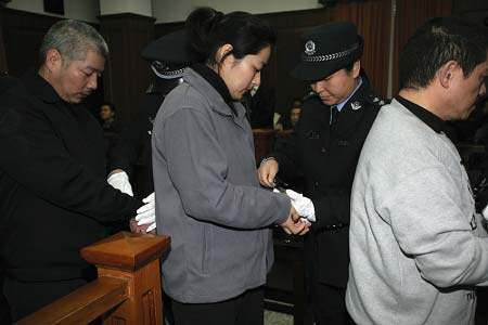 2月1日，6名被告依次步入庭审现场。杨克元图