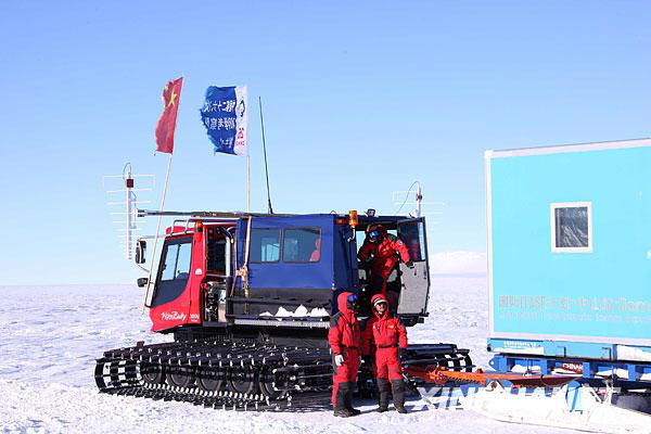 2月2日,队员在登上雪地车撤离格罗夫山地区前回头凝望.