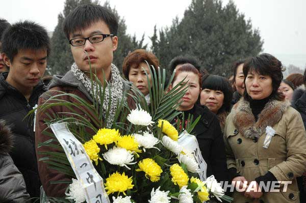 (记者王智)昨日上午10时,冯军政,黄船钉两位英雄的遗体告别仪式在宝鸡