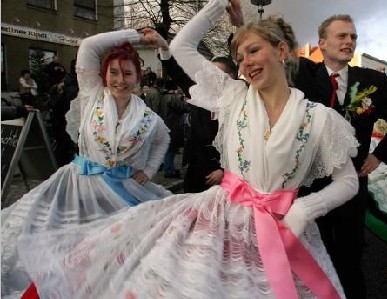 组图:德国女人狂欢节 强吻剪衣男人遭殃