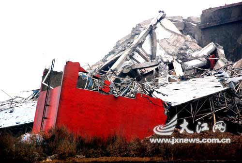 组图:南昌地标性建筑五湖酒店被爆破 化为废墟