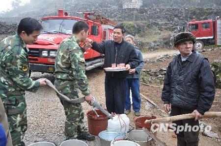 不平的简易盘山公路,四台载满净水的消防车稍有不慎就有可能滚下悬崖