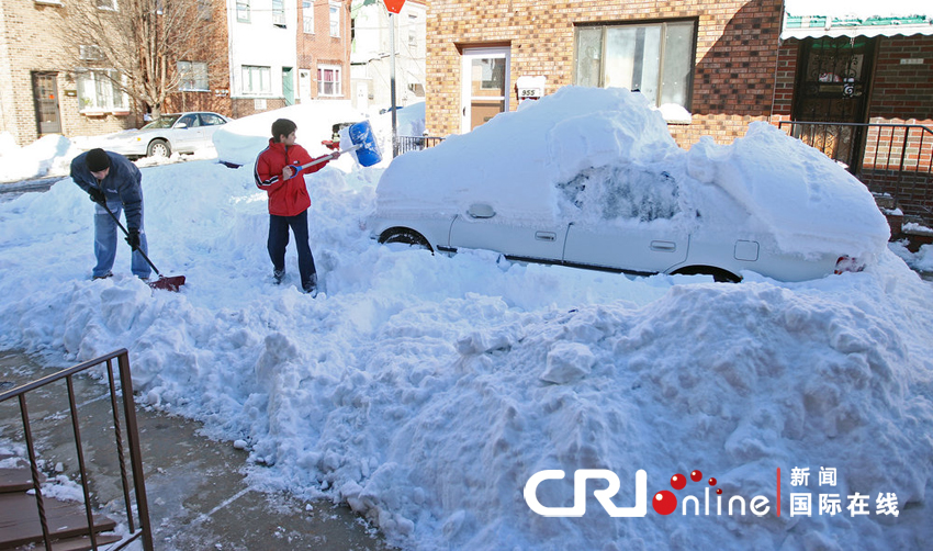 美国遭受严重雪灾 致交通瘫痪出行受阻(组图)