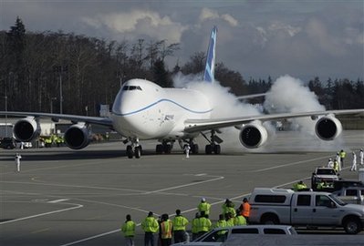 组图:波音747-8型客货机首飞成功