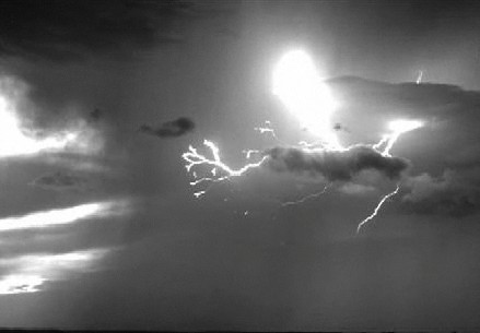 高速摄影机记录闪电壮观景象 慢镜头下显威力