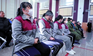 昨日上午，“久久元生液”传销案在延庆县法院宣判，一名被告人掩面而泣。