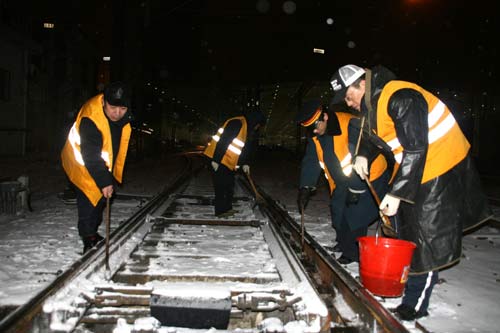 铁路干部职工正在铲雪