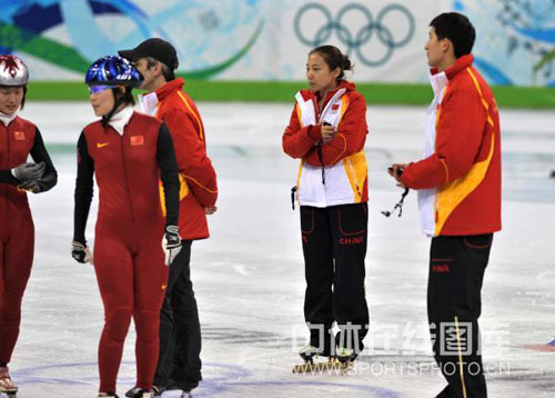 图文:中国短道速滑队训练 中国队教练队员