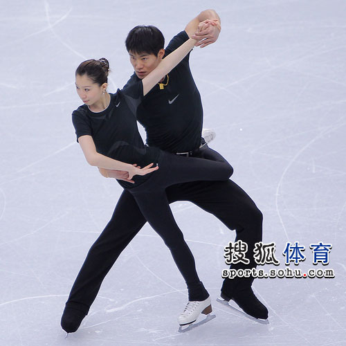 图文:花滑双人滑赛前训练 张丹张昊动作造型