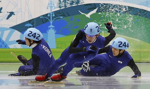 图文:短道速滑男子1500决赛 韩国两选手摔倒