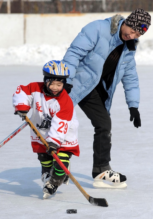 图文:哈尔滨全民健身 小朋友练习打冰球