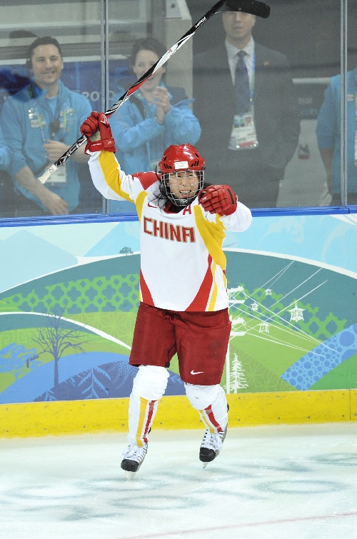 图文女子冰球中国112美国金凤玲进球后庆祝