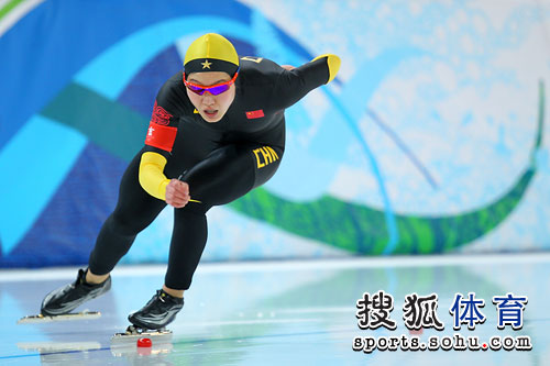 图文:速度滑冰女子500米首轮 张爽在比赛中