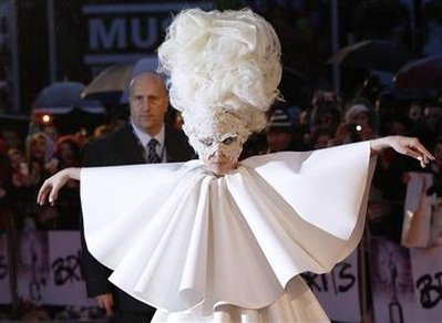 Lady Gaga一袭白衣抵达颁奖礼现场