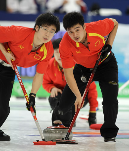 图文:冬奥会冰壶比赛开战 中国男队在比赛中