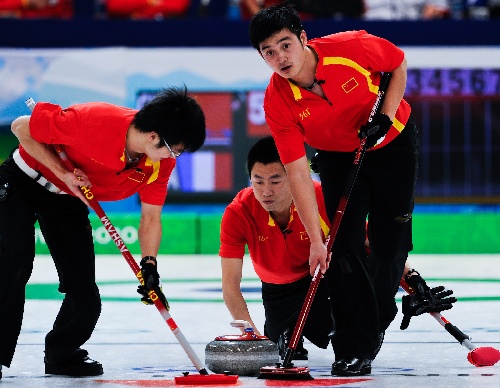 图文:冬奥会冰壶比赛开战 三名中国队员