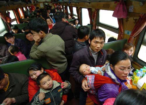 2月17日，旅客在开往广州的临时旅客列车L634次列车车厢内。 新华社记者李斌摄