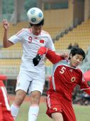 图文：青年足球赛中国6-0香港 沈田峰头球攻门