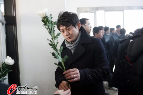 图文:张亚林遗体告别仪式 好友献花