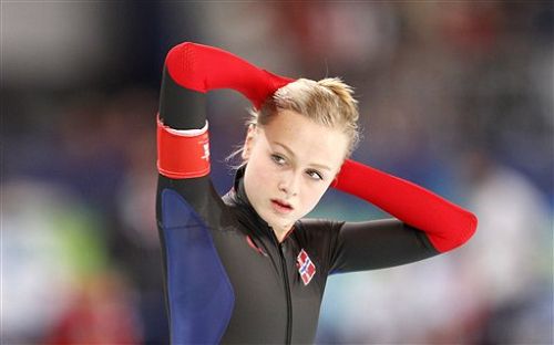 图文:速滑女子1000米决赛 挪威美女整理秀发