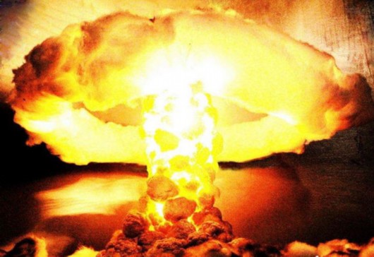 核弹爆炸瞬间升起蘑菇云
