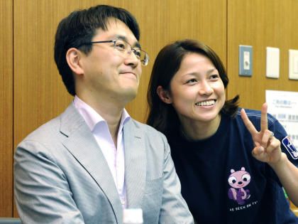 组图:日本旗手冈崎朋美写真 穿着冰鞋举行婚礼