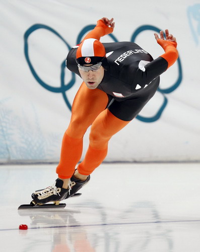 图文:速度滑冰男子1500米 弯道中的滑行