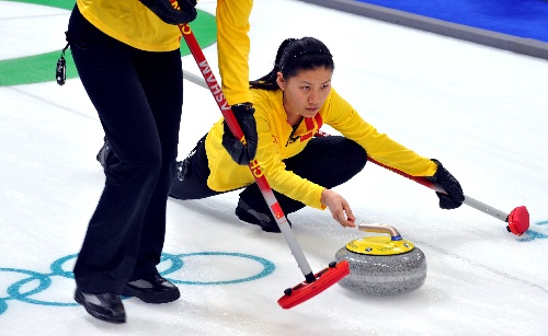 图文:女子冰壶中国9-7德国 柳荫在比赛中