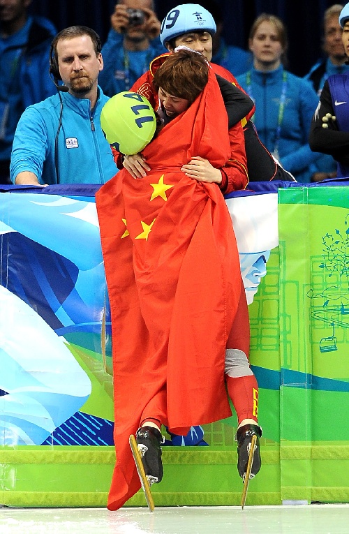 图文短道女子1500米周洋夺冠与队友王濛拥抱
