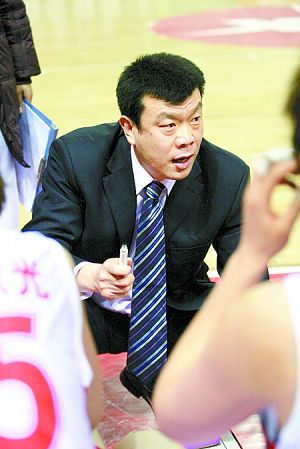 河南女篮主教练李建新 本报记者 李杰 摄