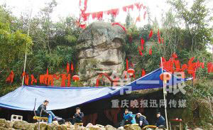 重庆人头石春节间香火盛 上千群众祈福许愿