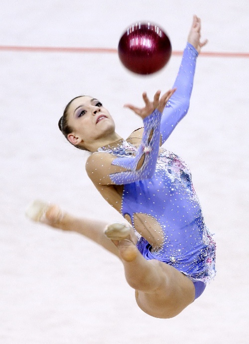 图文:艺术体操赛莫斯科站 卡纳耶娃在球操赛中