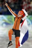 图文：速度滑冰女子1500米 伍斯特披着国旗庆祝