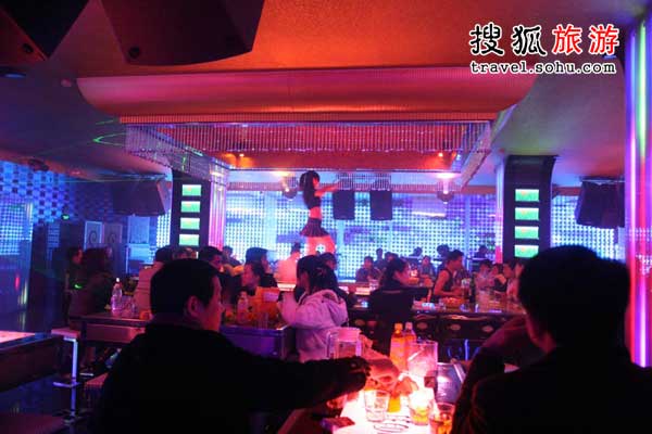 最有风情的吧演艺酒吧 1、男孩、女孩酒吧BOYS&GIRLS 地址:三里屯北街68号 电话:64166777 音乐:现代流行乐 客容量:150人左右 在同街的酒吧中,男孩、女孩的人气极旺,面积为300平方米。欧式门脸,屋内灯光可调,每晚都有男孩女孩乐队现场演奏,由此出名。斯琴格日勒和辛欣成名前都在这里唱过歌。