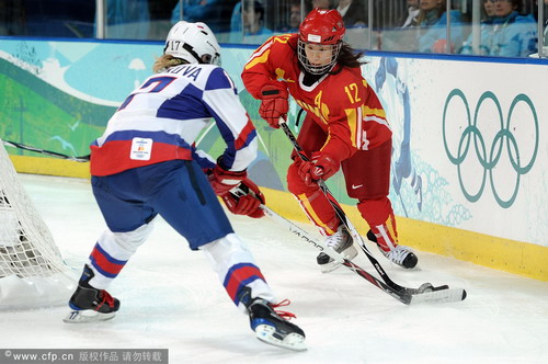 图文:女子冰球中国3-1斯洛伐克 寻找机会突破