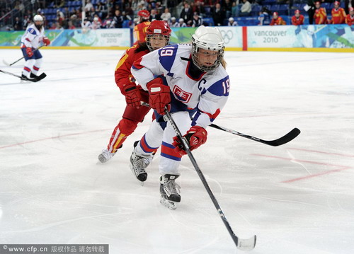 图文：女子冰球中国3-1斯洛伐克 队员带球突破